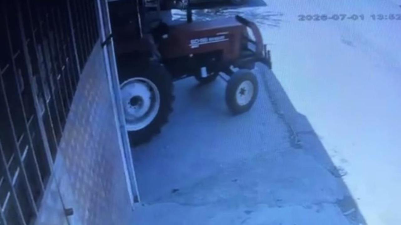 El freni çekilmeyen traktör metrelerce ilerledi, yoldan geçen sürücü durdurdu