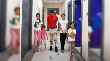 Fatma Şahin el attı, Viranşehirli Burhan, ayaklarına kavuştu (VİDEO)