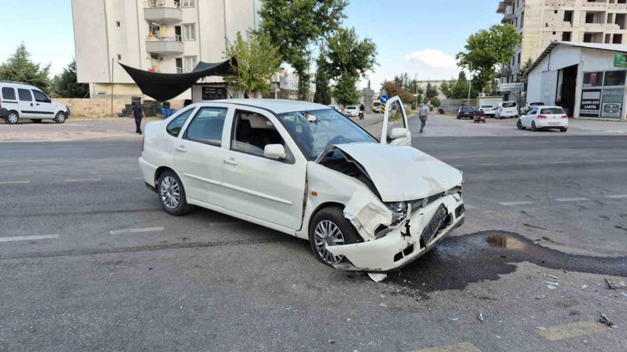 iki otomobil çarpıştı: 1’i ağır 3 yaralı