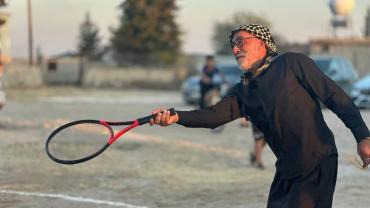 Köylülerin toprak kortta tenis keyfi