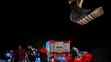 Mahsur kalan genç, kepçeyle kurtarıldı