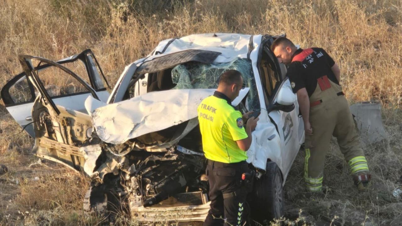 Otomobil şarampole devrildi: 1 ölü, 2 yaralı