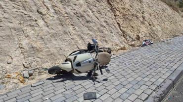 Direksiyon hakimiyetini kaybeden motosiklet devrildi: 1 yaralı