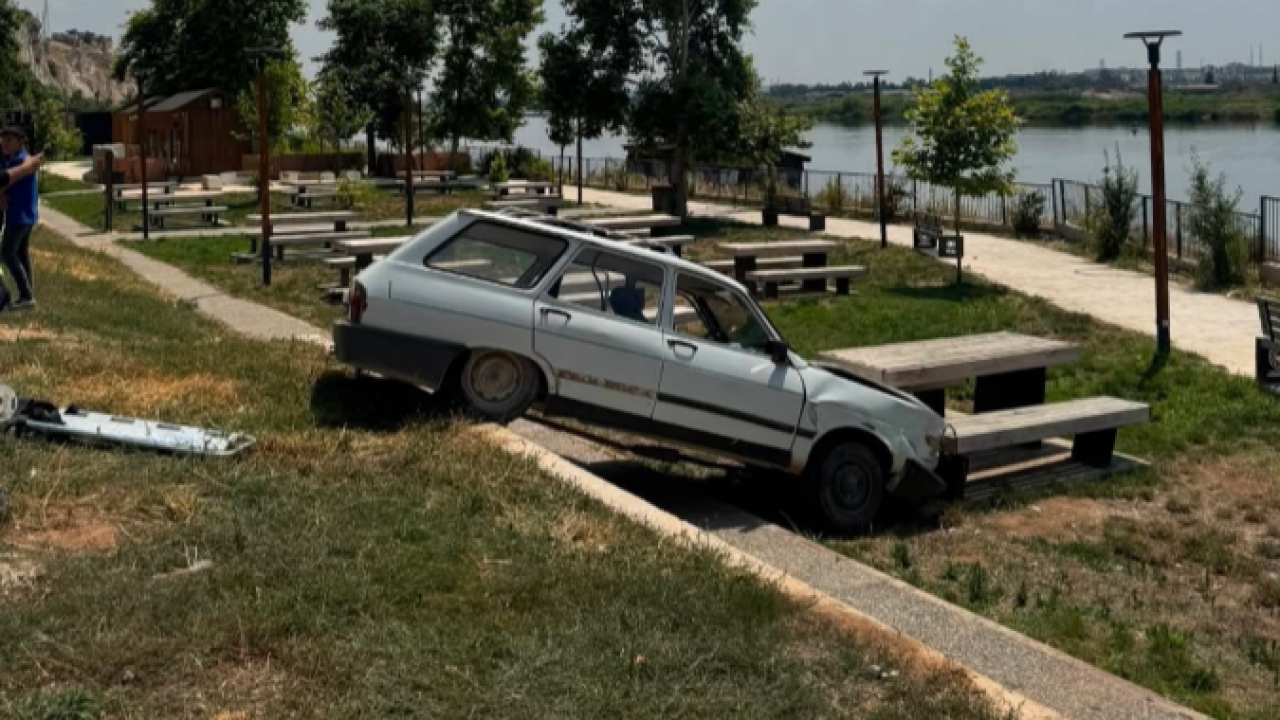 Şanlıurfa'da otomobil millet bahçesine uçtu: 1 yaralı