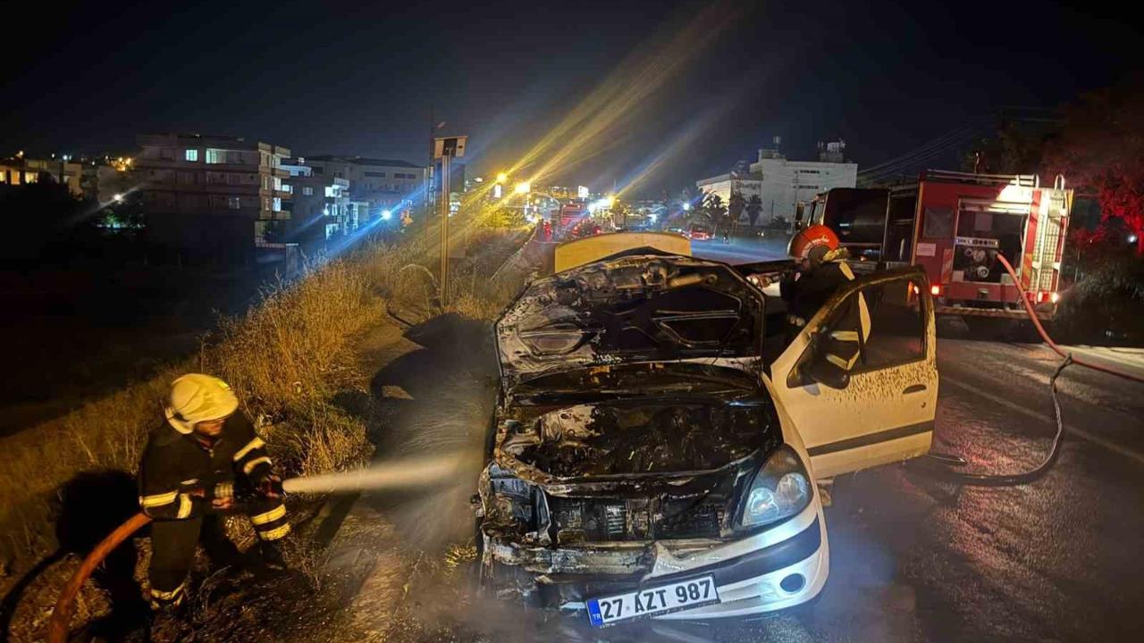Şanlıurfa'da seyir halindeki otomobil alev aldı