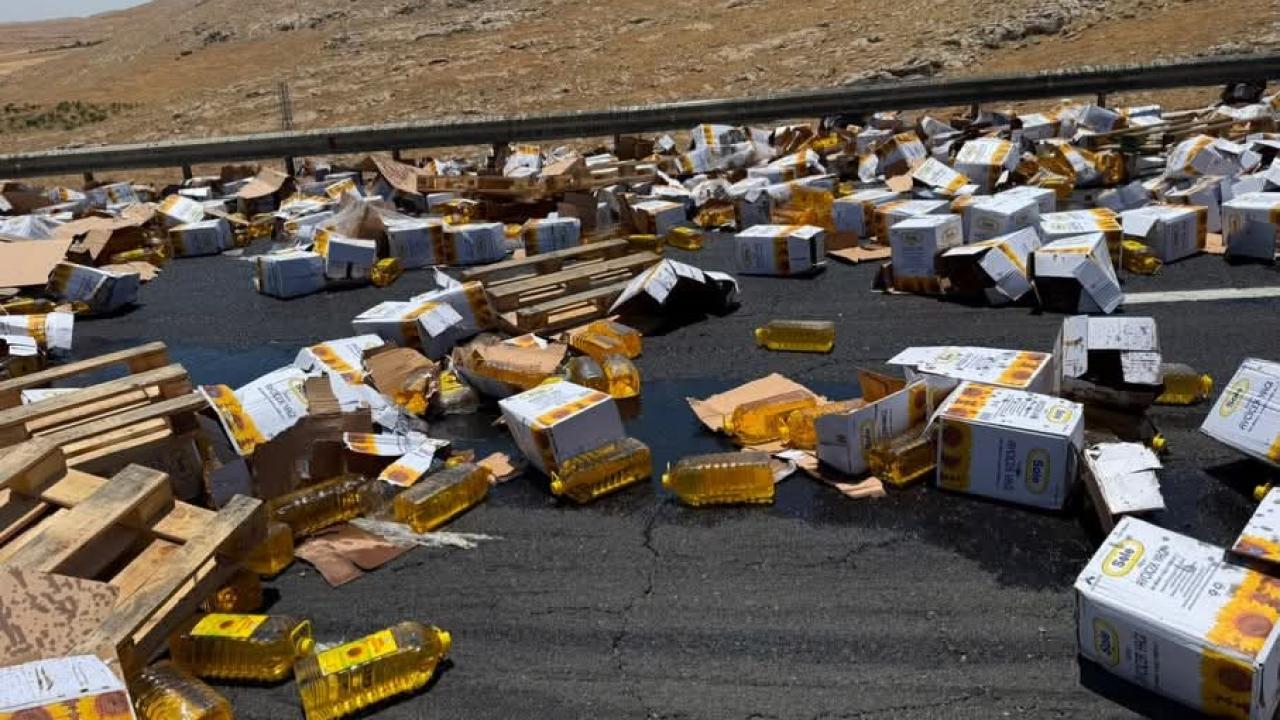 Şanlıurfa'da sıvı yağ yüklü TIR devrildi