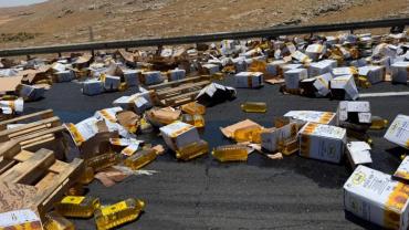 Şanlıurfa'da sıvı yağ yüklü TIR devrildi