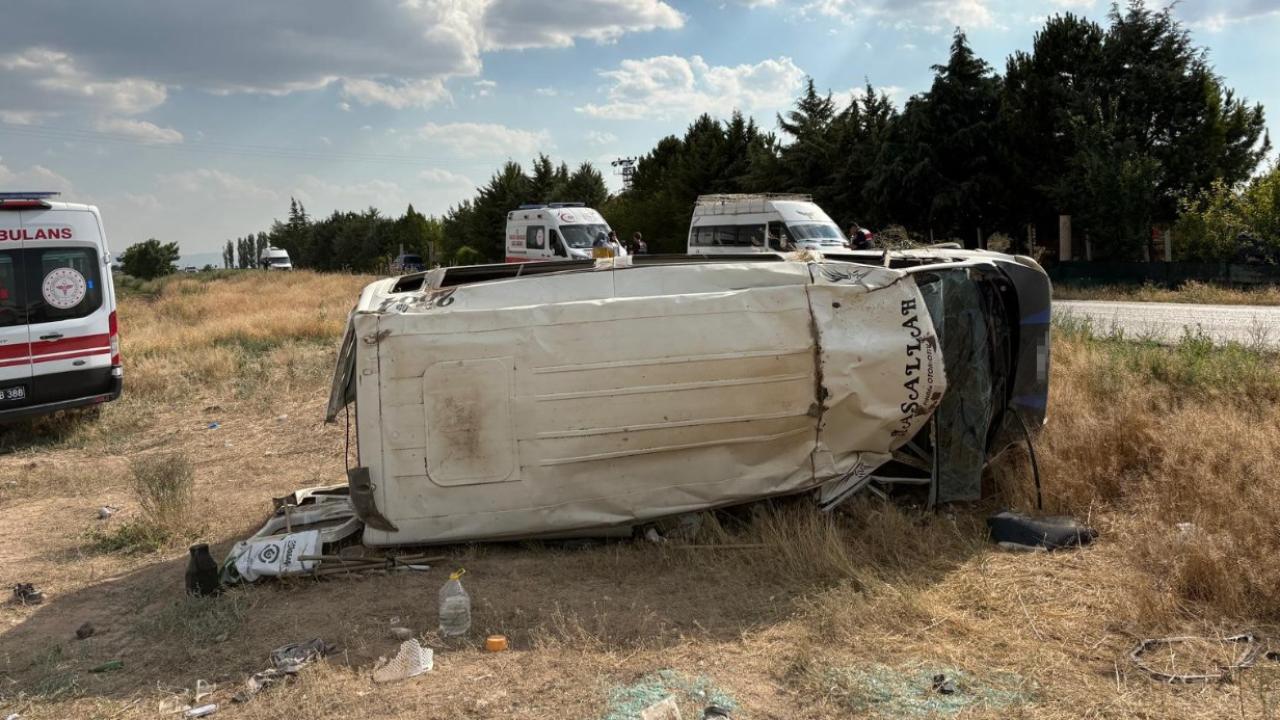 Şanlıurfalı işçileri taşıyan minibüs devrildi: 17 yaralı