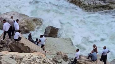 Serinlemek için girdiği Habur Çayı’nda kayboldu