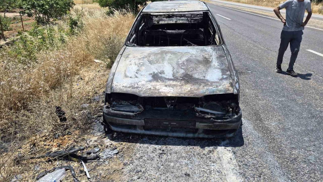 Seyir halindeki otomobil alev aldı