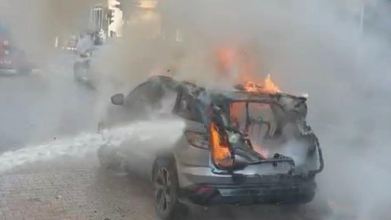 Seyir halindeki otomobil yandı
