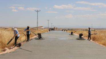 Üç ilçeyi birbirine bağlayan 17 kilometrelik güzergâhta beton yol çalışmaları sürüyor