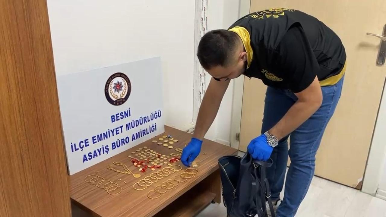 Vatandaştan alkışlanacak hareket: Altın dolu çantayı polise emanet etti