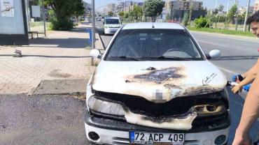 Yanan otomobil itfaiye ekiplerince söndürüldü