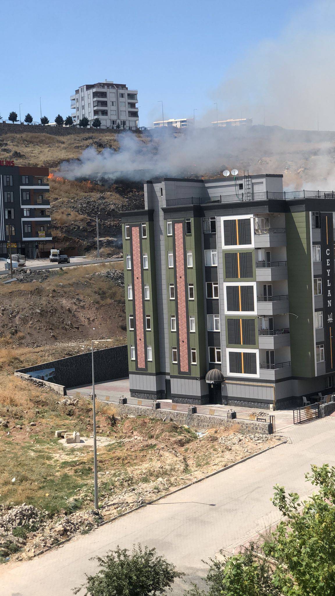 Karaköprü'de kuru ot yangını paniğe neden oldu